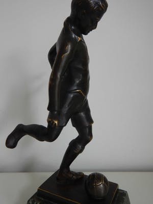Niet of onleesbaar gesigneerd - Massief bronzen voetballer op marmeren voetstuk kopen? Bied vanaf 10!