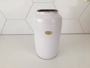 Niet of onleesbaar gesigneerd - Twee witte aardewerk vaasjes Delfos Zoeterwoude kopen? Bied vanaf 1!