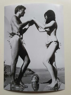 Niet of onleesbaar gesigneerd - Zwart/wit-foto van Salvador Dalí kijkend naar 'Adam en Eva' kopen? Bied vanaf 1!
