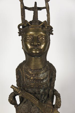 Benin - Brons, Zittende heerser op troon met zwaard kopen? Bied vanaf 225!