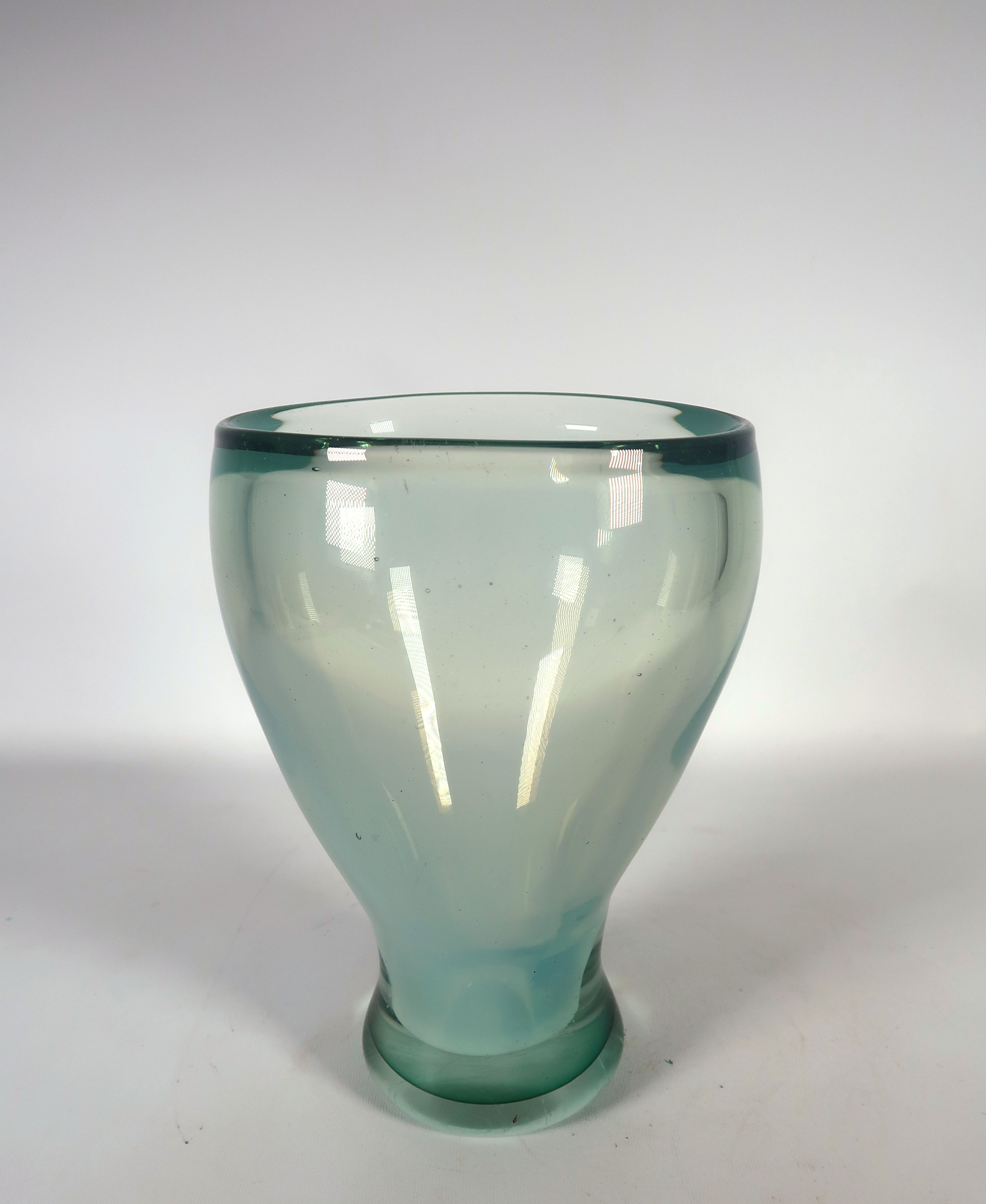 Niet of onleesbaar gesigneerd - Glas, Vaas verkocht voor € 1!