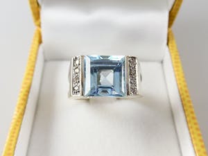 Acheter18k witgouden ring met blauwe topaas en 0.10 ct diamant - ringmaat 15,25 mm (48)? Enchérissez de 480!