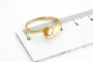 82 - Subtiele 18krt geel-goud & diamanten (0.25ct) gedraaide solitair ring kopen? Bied vanaf 110!