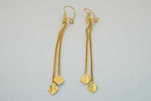 2534- elegante set 20 karaats dames 2 strengen "blad" oorhangers - gekeurd kopen? Bied vanaf 120!