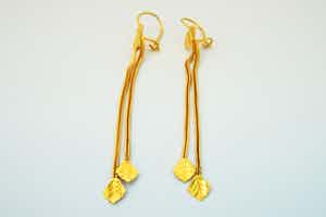 2534- elegante set 20 karaats dames 2 strengen "blad" oorhangers - gekeurd verkocht voor € 120!