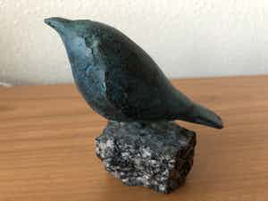 Teus van den Berg-Been - Prachtig bronzen beeldje van een vogel op granieten voetje. verkocht voor € 65!