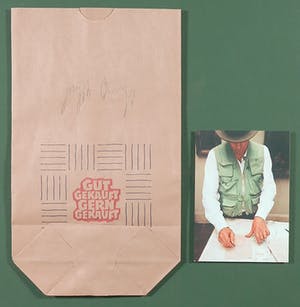 Joseph Beuys - Gesigneerde postkast en papieren tas, Gut Gekauft Gern Gekauft - Ingelijst kopen? Bied vanaf 1!