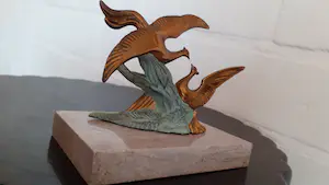 Niet of onleesbaar gesigneerd - ( naar Rochard ) Twee vechtende pauwen in boomstronk, brons/marmer kopen? Bied vanaf 1!