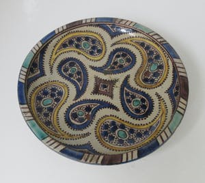 Niet of onleesbaar gesigneerd - Oud Noord Afrikaans of Arabisch aardewerken schaal op voet kopen? Bied vanaf 10!