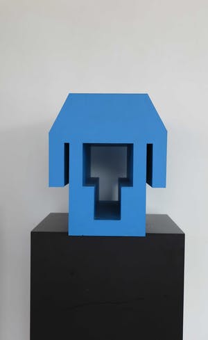 Nikolaus Urban - Triplex/ kartonnen object, Blauw huis (op sokkel) kopen? Bied vanaf 100!