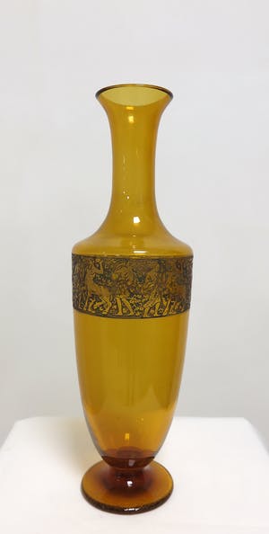 Moser - & Sohne - Amberkleurige amfoorvormige vaas met een band van vechtende Amazones kopen? Bied vanaf 100!
