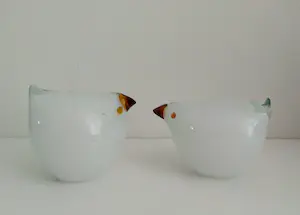 Niet of onleesbaar gesigneerd - twee superleuke glazen kippetjes, mondgeblazen kopen? Bied vanaf 1!