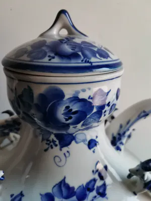 Niet of onleesbaar gesigneerd - Fraaie gedecoreerde Chinese koffiepot in blauw en wit keramiek kopen? Bied vanaf 1!