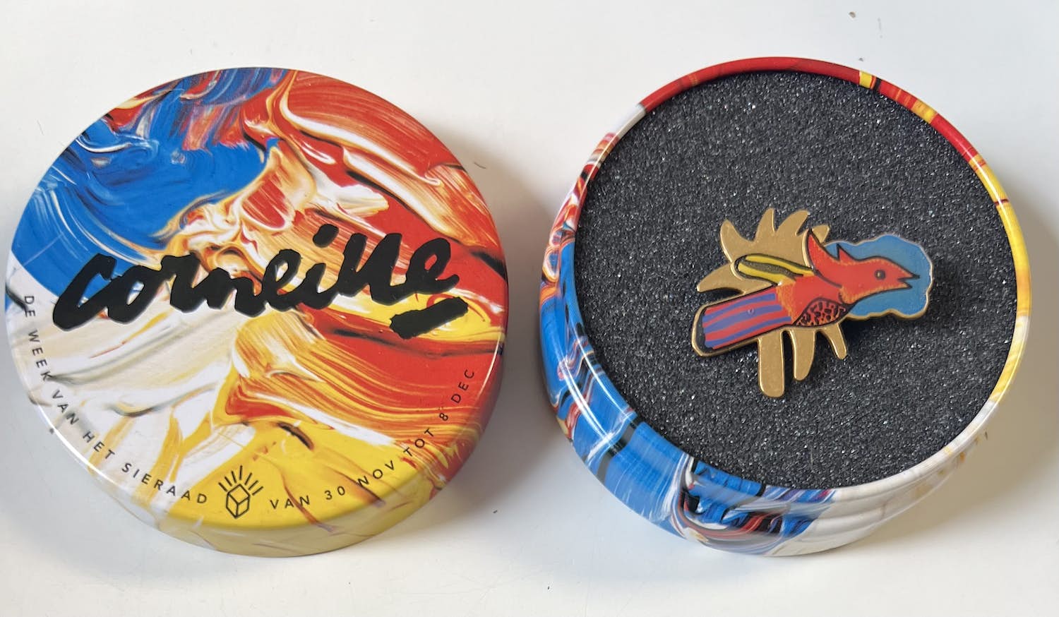 Corneille - PIN'S De rode vogel Gegraveerde signatuur 2002 kopen? Bied vanaf 1!