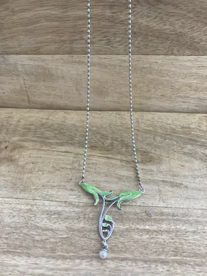 AcheterZilveren shorty met  groen emaille en imitatie parel? Enchérissez de 19!