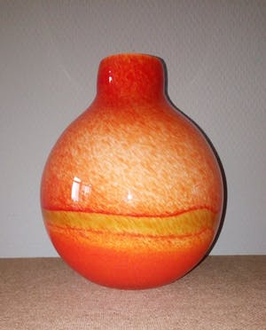 Niet of onleesbaar gesigneerd - Oranje studio glazen vaas kopen? Bied vanaf 10!