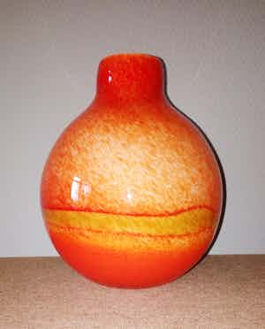 Niet of onleesbaar gesigneerd - Oranje studio glazen vaas verkocht voor € 10!
