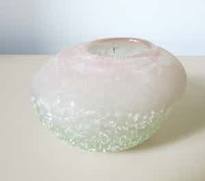 Niet of onleesbaar gesigneerd - Studio glazen vaasje verkocht voor € 1!