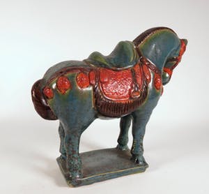 Niet of onleesbaar gesigneerd - Aardewerk, Twee polychroom beschilderde paarden kopen? Bied vanaf 10!