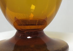 Moser - & Sohne - Amberkleurige amfoorvormige vaas met een band van vechtende Amazones kopen? Bied vanaf 100!