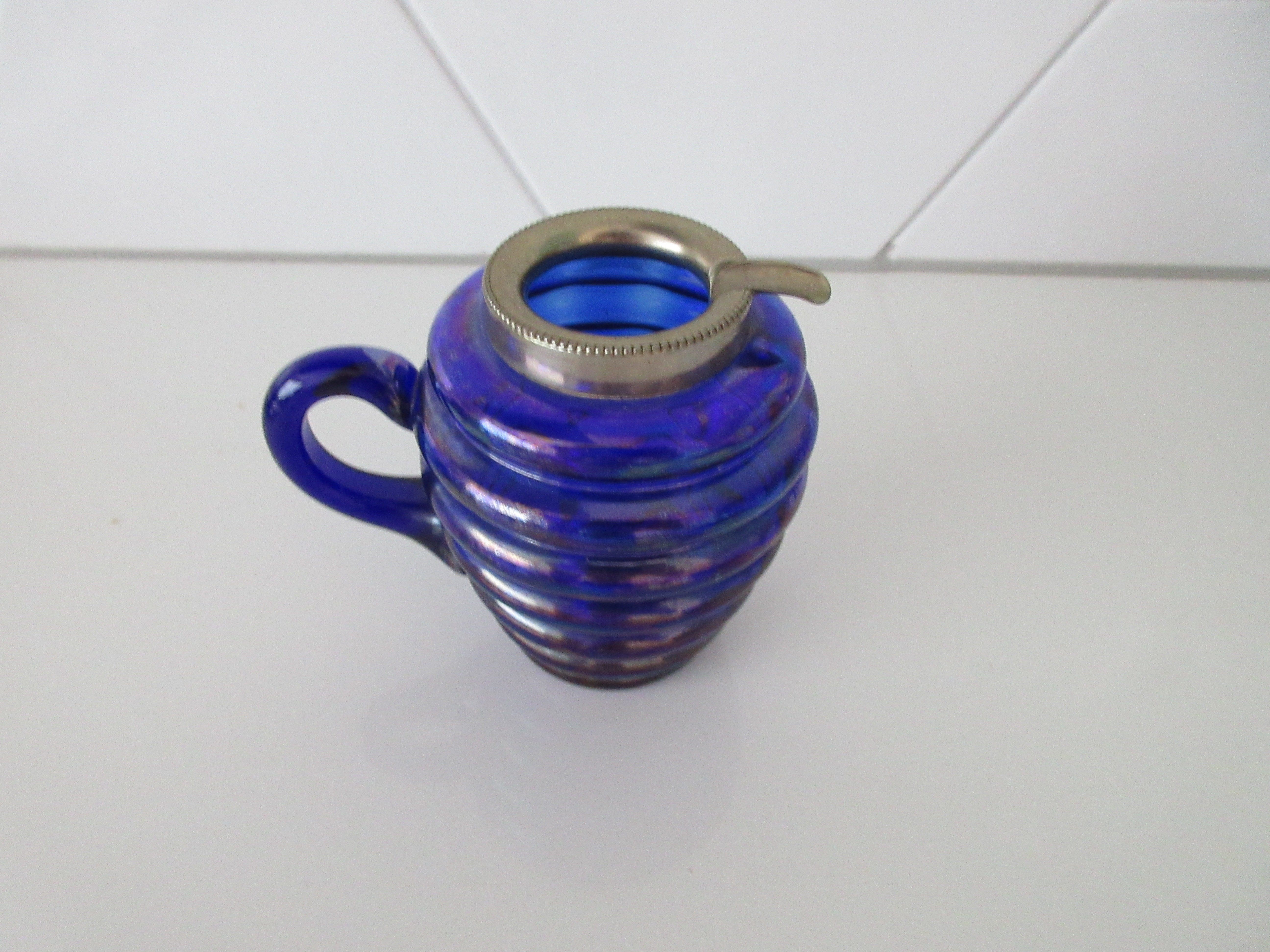 Niet of onleesbaar gesigneerd - Irise cobalt blauw geribbeld art nouveau glazen kannetje en beker met hengsel kopen? Bied vanaf 1!