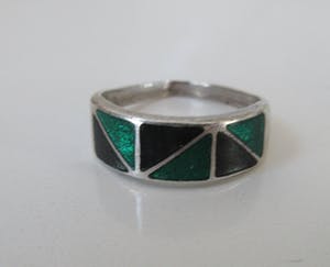 Niet of onleesbaar gesigneerd - Sterling zilveren art deco ring met groen en zwart emaille inleg kopen? Bied vanaf 1!