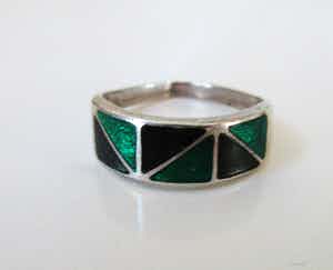 Niet of onleesbaar gesigneerd - Sterling zilveren art deco ring met groen en zwart emaille inleg verkocht voor € 1!