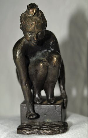 Niet of onleesbaar gesigneerd - Bronzen beeldje , “Meisje aan het water“ kopen? Bied vanaf 1!