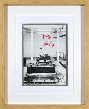 Joseph Beuys - Gesigneerde foto van een installatie in Galerie Durant-Dessert - Ingelijst verkocht voor € 1!