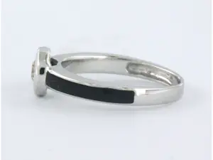 18k gouden ring met emaille en briljant geslepen diamant 0.15ct kopen? Bied vanaf 340!