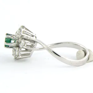 18k gouden entourage ring met centraal een smaragd en briljant geslepen diamant kopen? Bied vanaf 525!