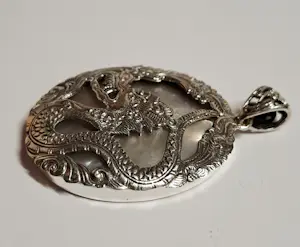 AcheterNieuwe grote zeldzame zilveren hanger met parelmoer, en  zilveren Chinese draak? Enchérissez de 100!