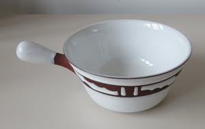 Niet of onleesbaar gesigneerd - Tien aardewerken soepkommen met wit Sgraffito decor kopen? Bied vanaf 1!