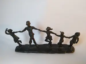 Astrid Veldhuyzen-Koppen - Skulptur von fünf fröhlich tanzenden Kindern, signiert AV im Sockel. kopen? Bied vanaf 25!