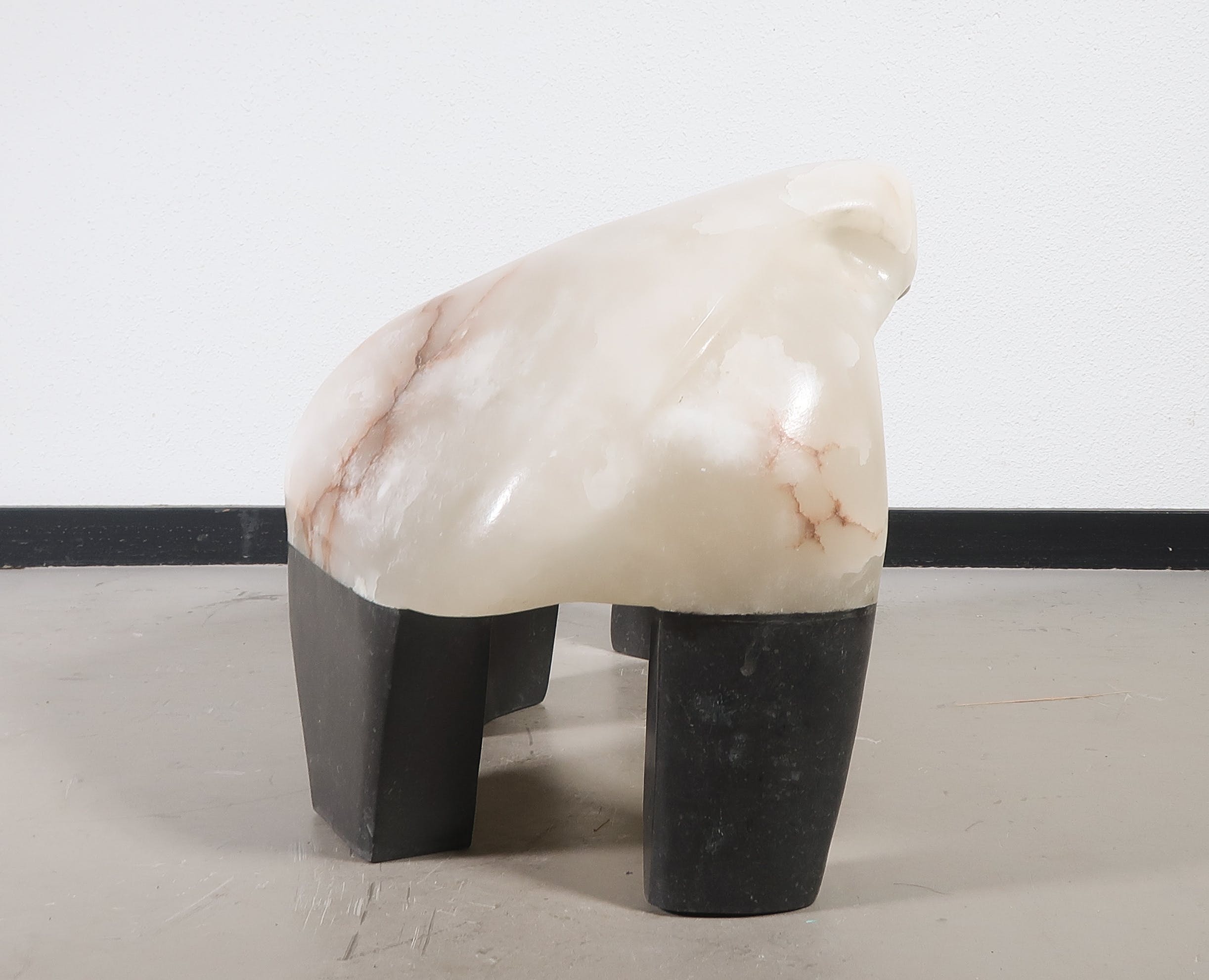 Peter van de Locht - Marmeren object op granieten sokkels, Organische abstracte vorm kopen? Bied vanaf 350!