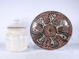 Dirk Hubers - Aardewerk, Dekselpot en schaal op voet kopen? Bied vanaf 80!