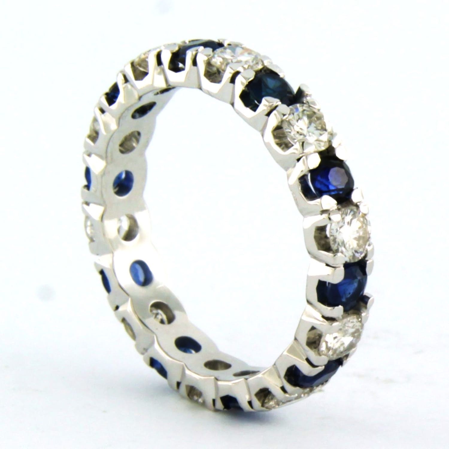 14k witgouden hele alliance met om en om gezet met saffier en diamant verkocht voor € 900!