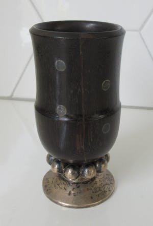 Niet of onleesbaar gesigneerd - Fruit houten bekertje met zwaar verzilverde noppen voet gesigneerd CM kopen? Bied vanaf 1!