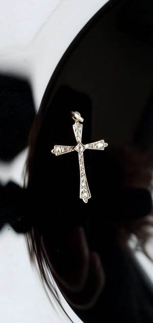 Niet of onleesbaar gesigneerd - 18k wit goud kruis met 17 brillianten kopen? Bied vanaf 10!