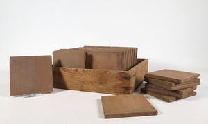 Niet of onleesbaar gesigneerd - Aardewerk, Kistje met handgebakken tegels kopen? Bied vanaf 1!