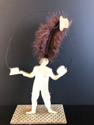 Ossip - Vrolijk mannetje met veer kopen? Bied vanaf 79!