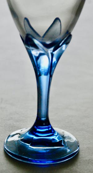 Niet of onleesbaar gesigneerd - 11 Zeldzame vintage saffierblauwe Franse tulp champagneglazen & wijnglazen kopen? Bied vanaf 1!