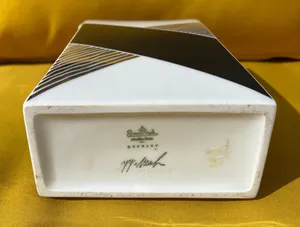 Jan van der Vaart - Porseleinen vaas met zwart en verguld lineair decor uitgevoerd voor Rosenthal kopen? Bied vanaf 95!