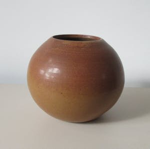 Niet of onleesbaar gesigneerd - Matbruine aardewerken bolvaas kopen? Bied vanaf 1!