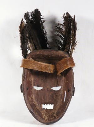 Salampasu - Oorlogsmasker met een haarband van dierenhuid en een tooi van veren kopen? Bied vanaf 1!