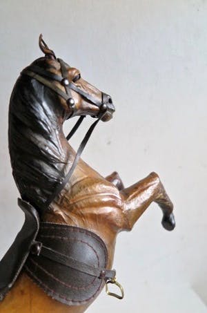 Curiosa - Steigerend Paard - Handgemaakt uit Leer- In fraaie staat (!) - IN PRIJS VERLAAGD kopen? Bied vanaf 29!
