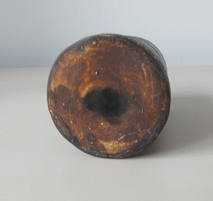 Wim Fiege - Roestbruin en blauw gestreept aardewerk vaasje kopen? Bied vanaf 18!