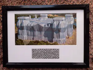 Christo - & Jeanne-Claude, Wrapped Reichstag, XXL-Card + Stoffstück kaufen? Bieten Sie von 200!
