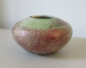 Henk Bodewes - RAKU bolvaas met koper oxyde glazuur in rood en pistache groen kopen? Bied vanaf 38!