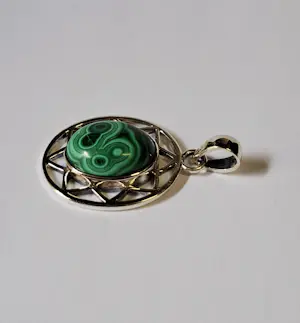 Buy Nieuwe Zilveren hanger met een malachiet? Bid from 60!